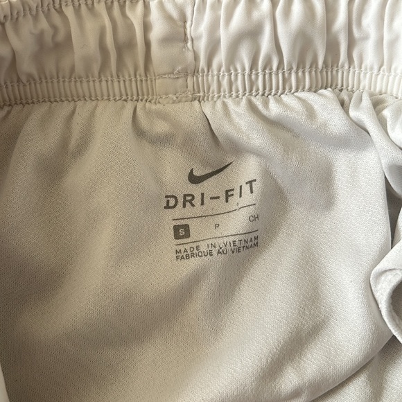 White Nike running shorts size small - Picture 4 of 4
